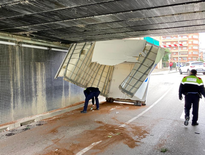 Accidente con sorpresa: Un camión cargado de marihuana queda atascado en un túnel en Gavá (Barcelona)