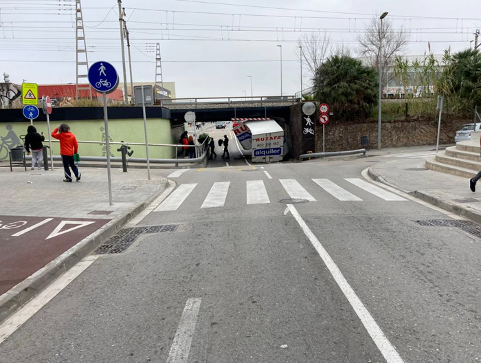 Accidente con sorpresa: Un camión cargado de marihuana queda atascado en un túnel en Gavá (Barcelona)