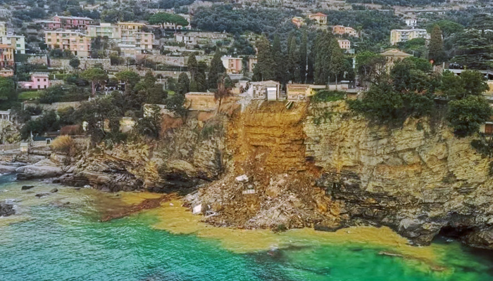 Colapsa cementerio junto a acantilado en la costa cerca de Génova. Decenas de ataúdes caen al mar