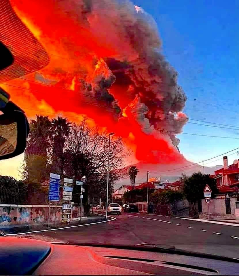 Espectacular nueva erupción del volcán Etna en Sicilia