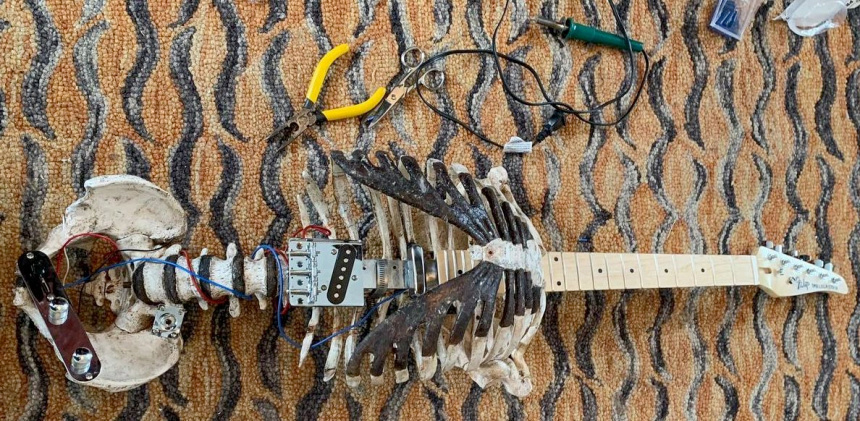 Construye una guitarra eléctrica usando el esqueleto de su tío muerto