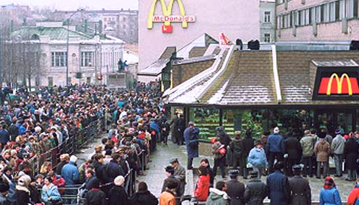 Hoy hace 31 años de la apertura de McDonald's en la URSS. 30.000 personas guardaron cola para probar su primer Big Mac