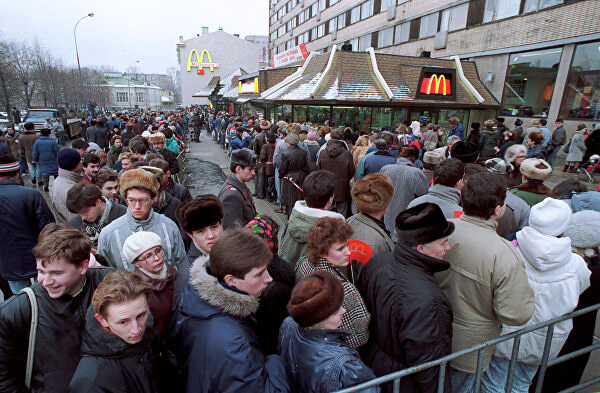 Hoy hace 31 años de la apertura de McDonald's en la URSS. 30.000 personas guardaron cola para probar su primer Big Mac