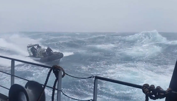 Integrantes de la Royal Navy haciendo un ejercicio de entrenamiento en el Océano Austral