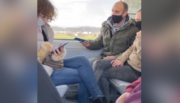 Un hombre se encara en el tren con una mujer porque esta lleva la mascarilla colocada por debajo de la nariz