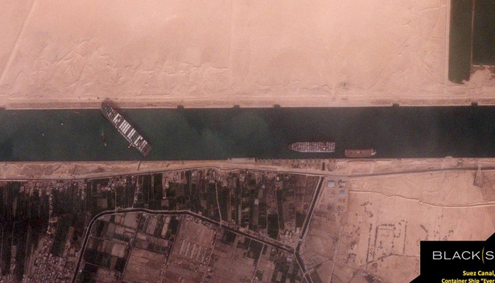 El bloqueo del barco en el Canal de Suez podría durar semanas