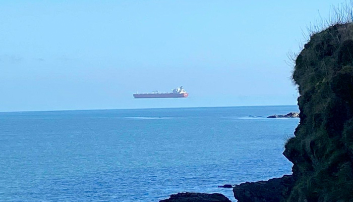 'Barco flotante' fotografiado frente a la costa de Cornualles por un paseante