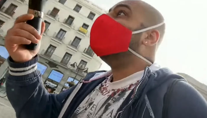 El youtuber Borja Escalona golpea a una señora con una maquinilla en la Puerta del Sol de Madrid