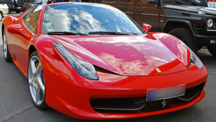 Cazado en León un Ferrari a 121 km/h en una calle limitada a 30