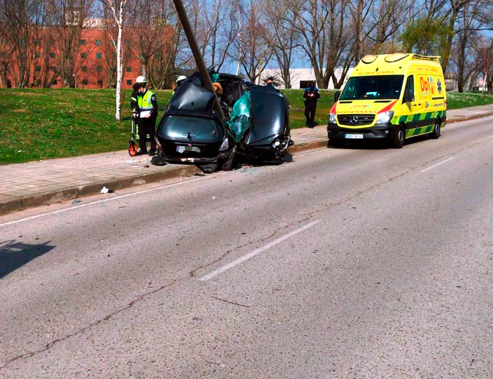 Herido tras empotrarse contra una farola en la calle de acceso a El Corte Inglés de Santander