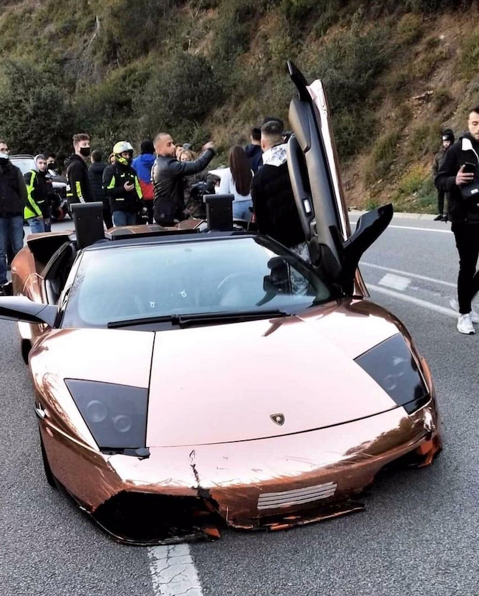 El conductor de un Lamborghini pierde el control en la carretera de l'Arrabassada, en Barcelona