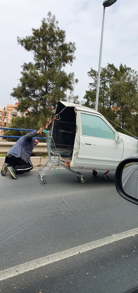 Circula por Huelva con medio coche en un carrito de la compra