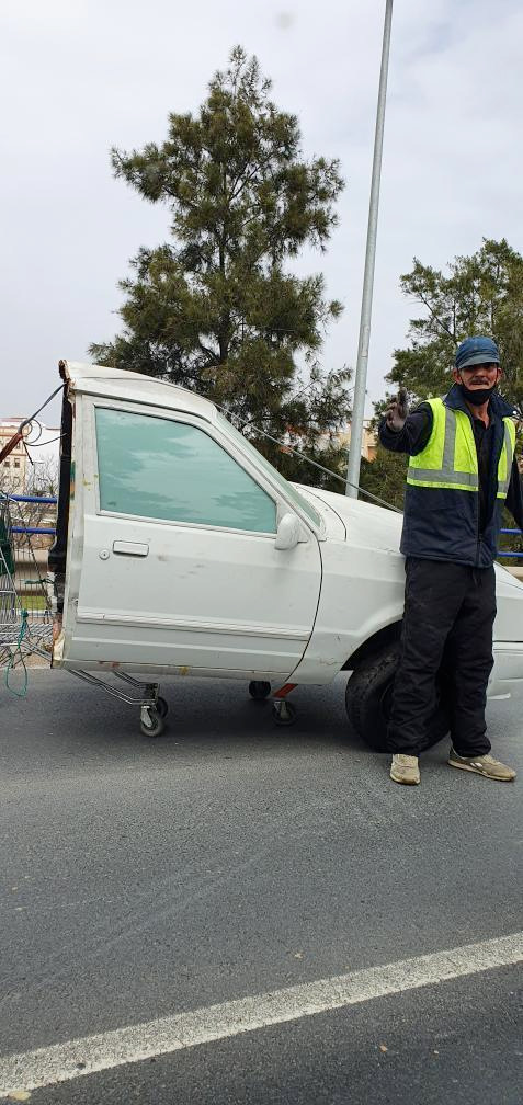 Circula por Huelva con medio coche en un carrito de la compra