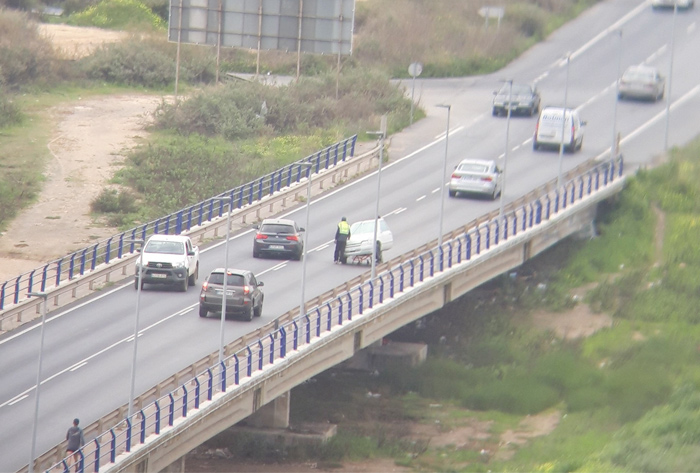 Circula por Huelva con medio coche en un carrito de la compra