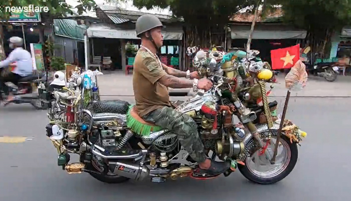 Este motorista de Vietnam ha cubierto su moto de 300 kg con centenares de accesorios