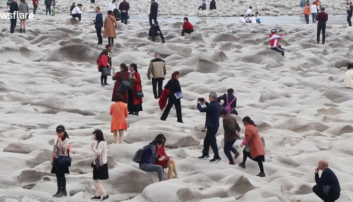 Se seca un río en el sur de China y deja al descubierto curiosas formaciones rocosas, atrayendo a cientos de turistas