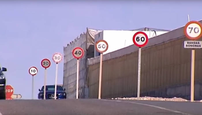 Almería: El famoso tramo con 7 señales de límite de velocidad en solo 100 metros