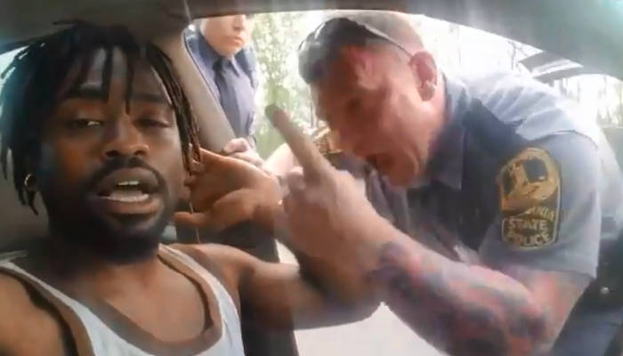 Despiden a un policía grabado amenazando a un afroamericano al que agredió tras decir a la cámara "vean este espectáculo"