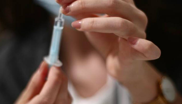 Una enfermera rellena 6 vacunas contra el coronavirus con suero en Alemania
