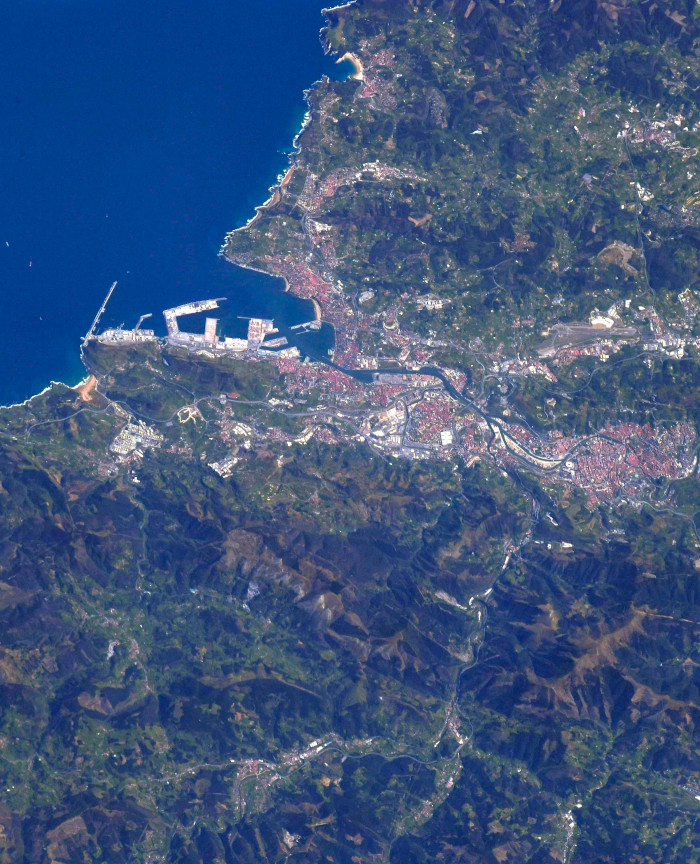 Foto de Bilbao desde el espacio sacada por el astronauta Soichi Noguchi tras recibir la petición de un tuitero bilbaíno