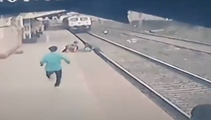 Momento en el que un hombre salva a un niño que cayó a la vía del tren en la India