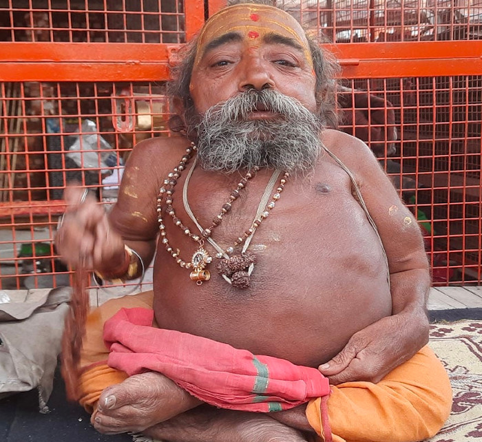 Narayan Nand Giri Maharaj, un hombre de 55 años considerado como el santo más pequeño del planeta