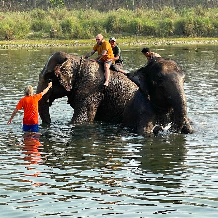 Kiko Rivera, a lomos de un elefante en Nepal: ''¡Qué sensación tan hermosa!''