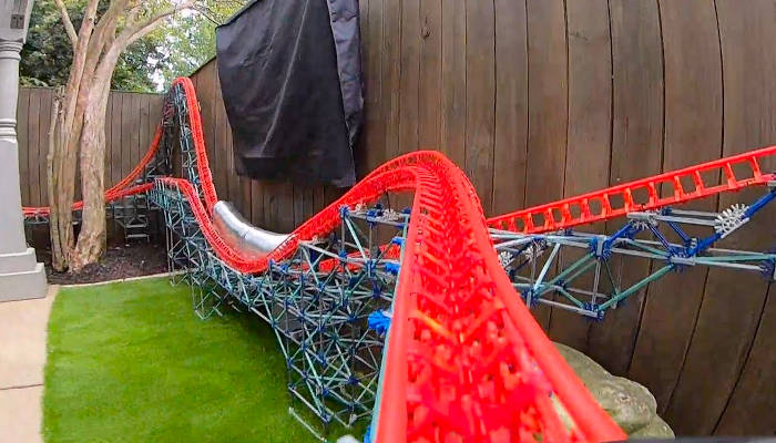 Construye esta impresionante montaña rusa en su jardín utilizando K'nex