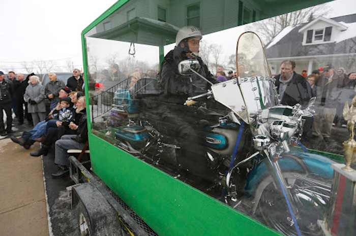Este motero pidió ser enterrado sentado en su Harley Davidson en un ataúd de cristal para que sus amigos pudieran ver su último viaje