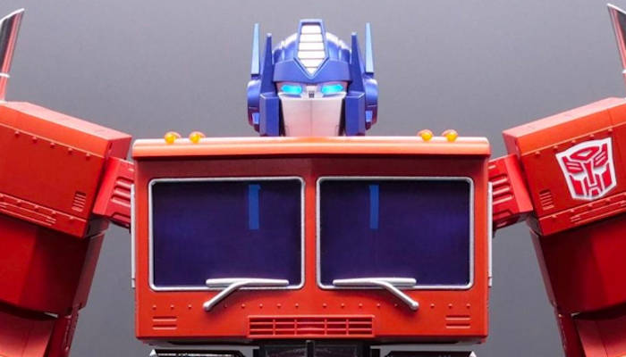 Hasbro revela un robot de Optimus Prime auto-transformable y controlado por voz y app móvil