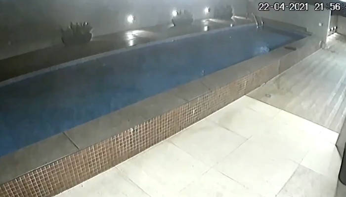 Momento en el que una piscina colapsa y cae a un garaje subterráneo