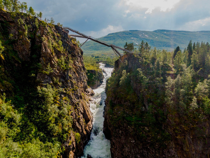 De vértigo: El puente escalonado sobre la cascada Vøringsfossen, en Noruega