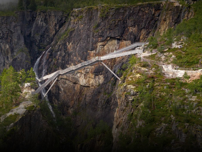 De vértigo: El puente escalonado sobre la cascada Vøringsfossen, en Noruega