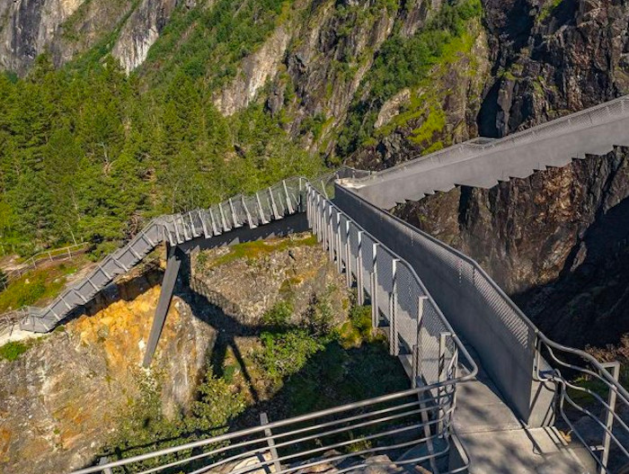 De vértigo: El puente escalonado sobre la cascada Vøringsfossen, en Noruega