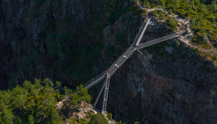 De vértigo: El puente escalonado sobre la cascada Vøringsfossen, en Noruega