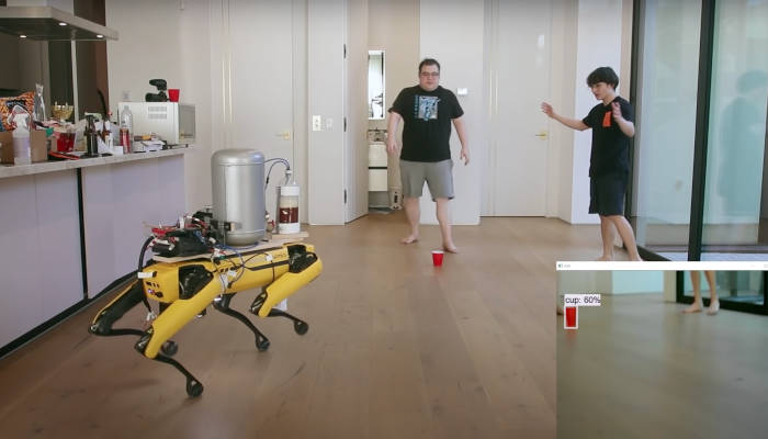 Enseñando al perro robot de Boston Dynamics a orinar cerveza en un vaso