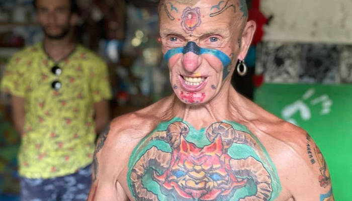 A este anciano ruso le llaman Espartaco y decidió utilizar su cuerpo como un lienzo. Tiene más de 60 tatuajes y su objetivo es tatuarse toda la piel