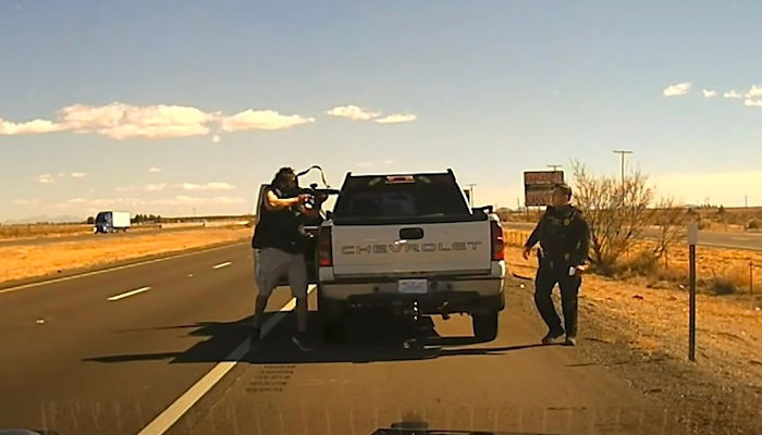 La cánara del coche patrulla capta el momento en el que un traficante de droga acaba con la vida de un agente durante un control de tráfico