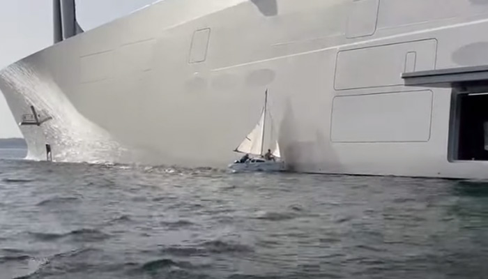 Un pequeño velero choca contra el megayate ruso ''A'' en la ría de Vigo (Vídeo)