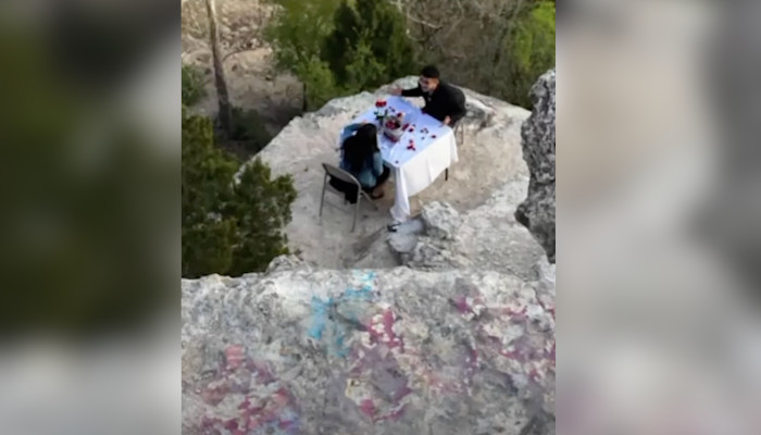 Organiza una cena romántica para su pareja junto a un acantilado