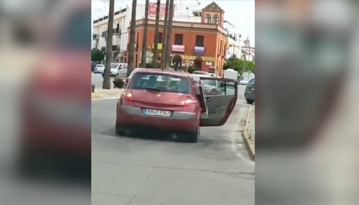 Circula con la puerta del coche abierta por las calles de Utrera porque no le cabe un televisor que lleva dentro