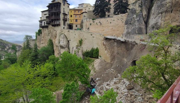 Se derrumba la calle que une las Casas Colgadas de Cuenca con el puente de San Pablo