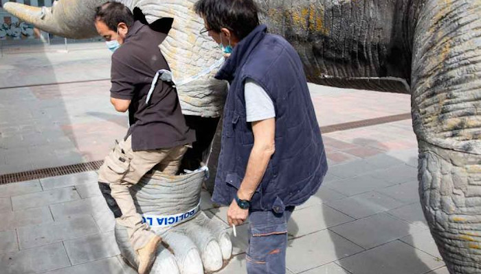 Encuentran un hombre muerto dentro del dinosaurio publicitario del antiguo cine Cubics, en Santa Coloma