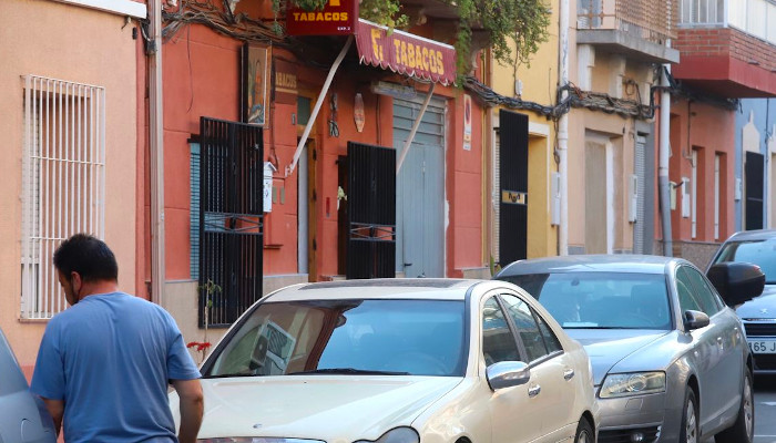 Echan abajo la puerta de su estanco en Murcia al darlo por muerto cuando dormía la siesta