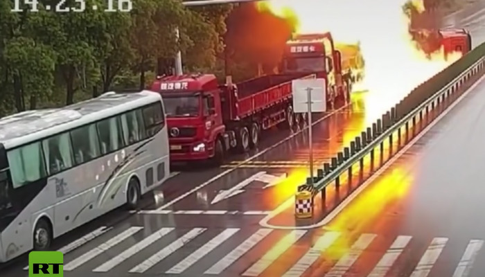 Explota un camión cisterna con 20 toneladas de gasolina en China