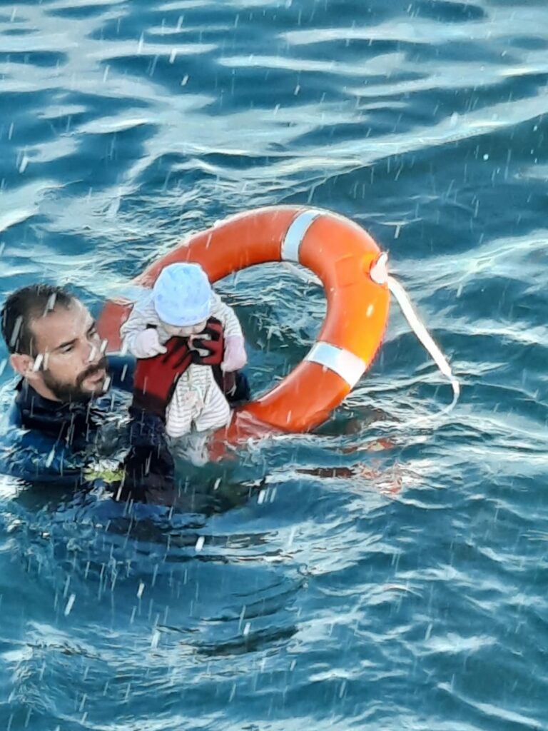 Un submarinista de la Guardia Civil rescata a un bebé en el mar de Ceuta