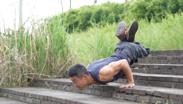 Liu Jingji, un hombre chino que se mueve como un escorpión después de sufrir una lesión en la pierna