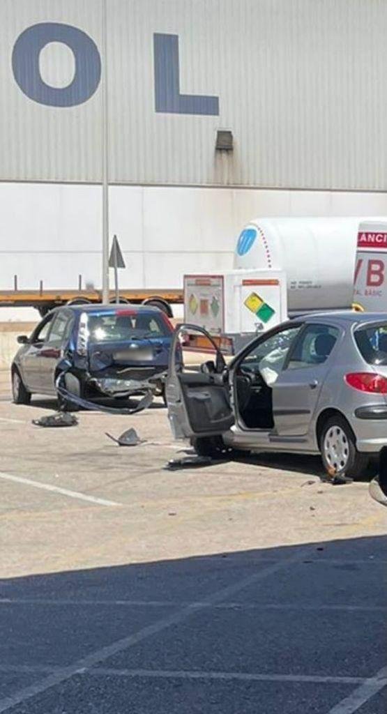 Acelera con la marcha puesta en la ITV cuando pasaba la prueba de los gases, atropella a una mujer y provoca un accidente