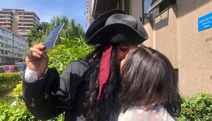 El Jack Sparrow vigués ya está casado. ''Ninguna ley nos impide venir así'', aseguró la pareja minutos antes