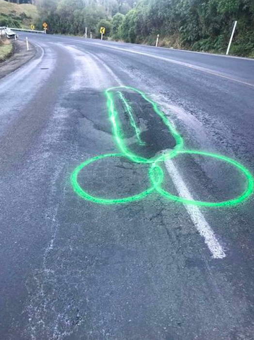 Un hombre pinta penes verdes en los baches para que los arreglen rápido